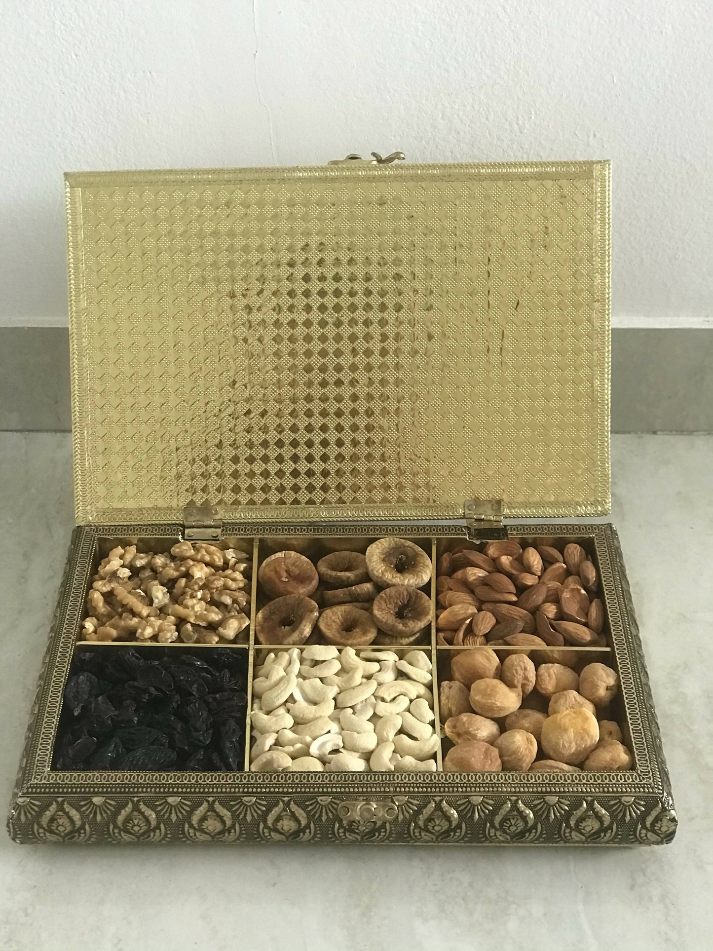 SK Mithaii | Assorted Authentic Indian Doli Design Dry Fruit Box | Almonds | Cashews |Walnuts |Apricots | 6 Partition - BUDNE